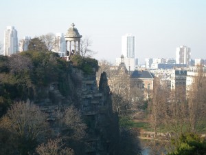 Le soleil sur la gloriette du Parc des Buttes Chaumont Le soleil sur la gloriette du Parc des Buttes Chaumont